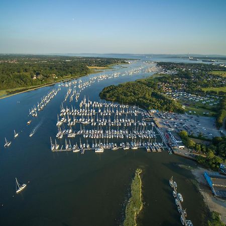 Mercury Yacht Harbour And Holiday Park Bursledon Екстер'єр фото